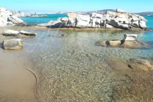 Η παραλία Κολυμπήθρες της Πάρου