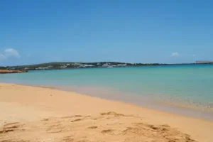 Η τεράστια λευκή αμμουδιά της παραλίας Σάντα Μαρία της Πάρου